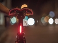 pol_pl_Lampka-rowerowa-tylna-Knog-Plus-czarna-20-lm-USB-19240_2.jpg