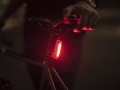 pol_pl_Lampka-rowerowa-tylna-Knog-Plus-czarna-20-lm-USB-19240_4.jpg